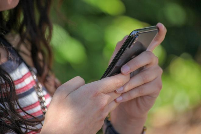 Projeto de lei dos EUA quer proibir menores de 21 anos de usar celular