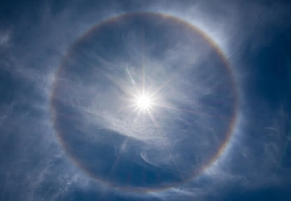 O halo solar pode ser branco ou colorido, e aparece ao redor do Sol (Imagem: Reprodução/Pixabay/mirian357)(Imagem: Reprodução/Pixabay/mirian357)
