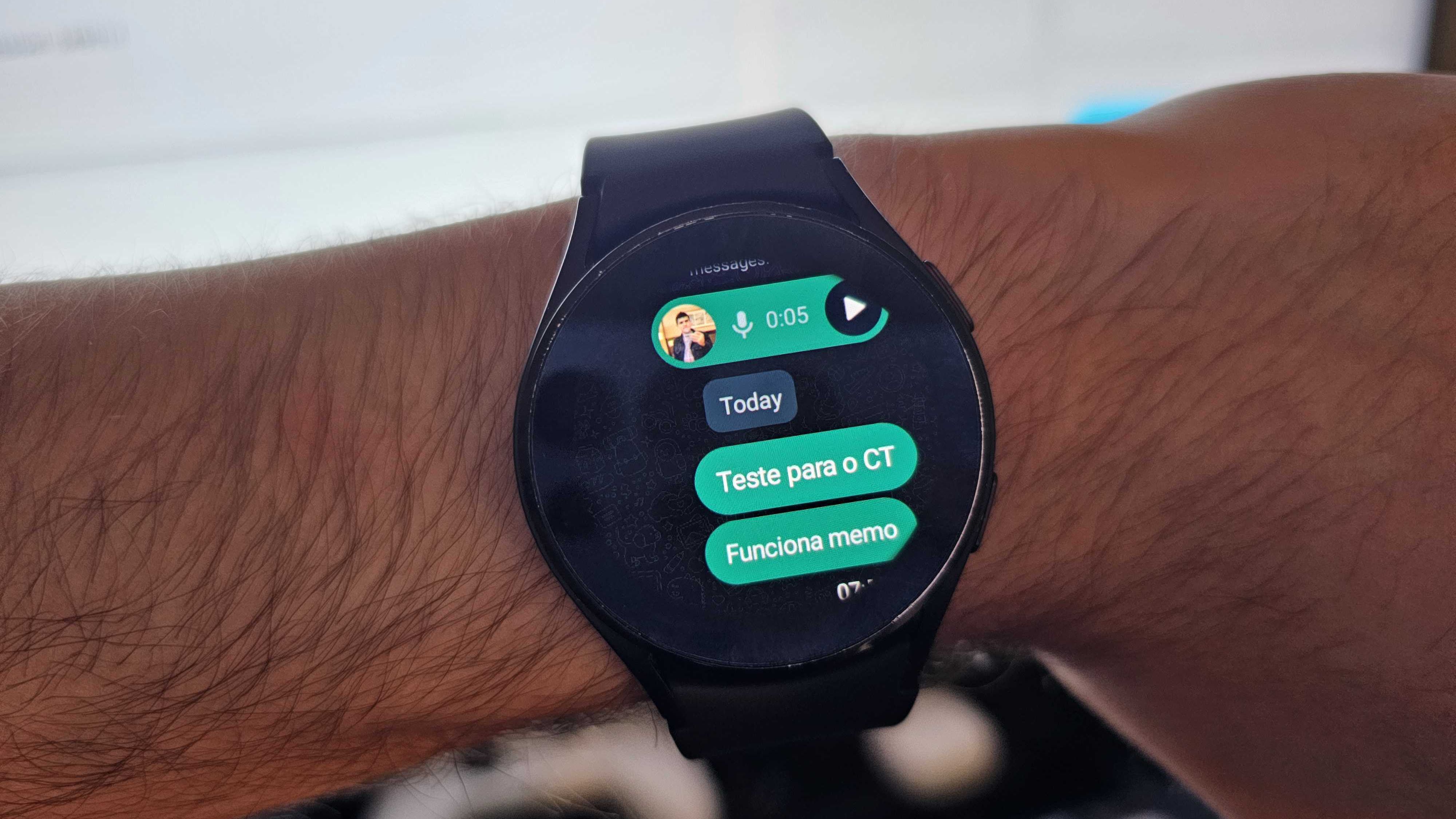 WhatsApp chega para smartwatches com WearOS; veja como baixar