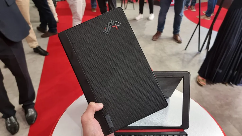 Segunda geração do notebook de tela dobrável da Lenovo, o ThinkPad X1 Fold Gen 2 chegará ao Brasil em comemoração aos 30 anos da linha (Imagem: Renan da Silva Dores/Canaltech)