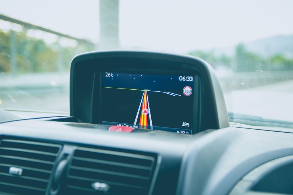A navegação por GPS tornou-se indispensável no trânsito diário, seja pelos celulares ou dispositivos automotivos (Imagem: Unsplash/Alvaro Reyes)
