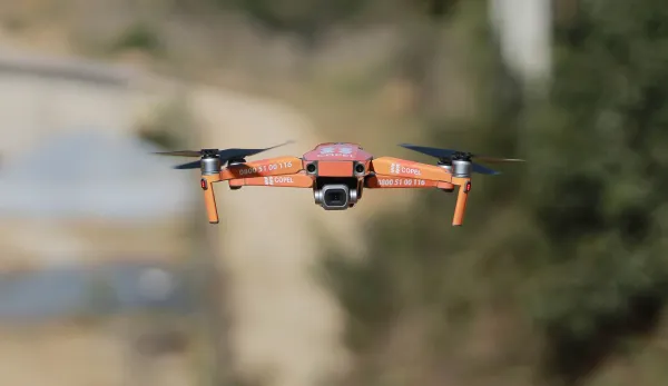 Drone da Copel são identificados com a cor laranja, mas característica pode variar em outros estados (Imagem: Divulgação/Copel)