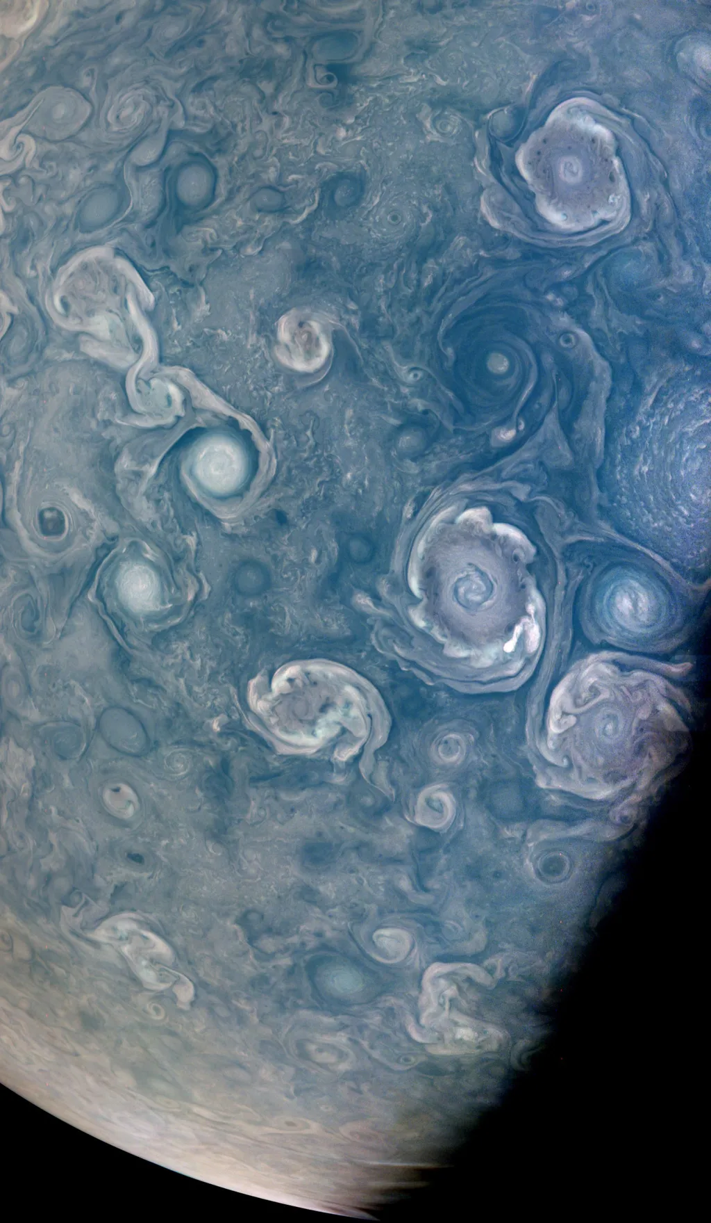 Tempestades no polo norte de Júpiter (Imagem: Reprodução/NASA/JPL-Caltech/SwRI/MSSS/Brian Swift)