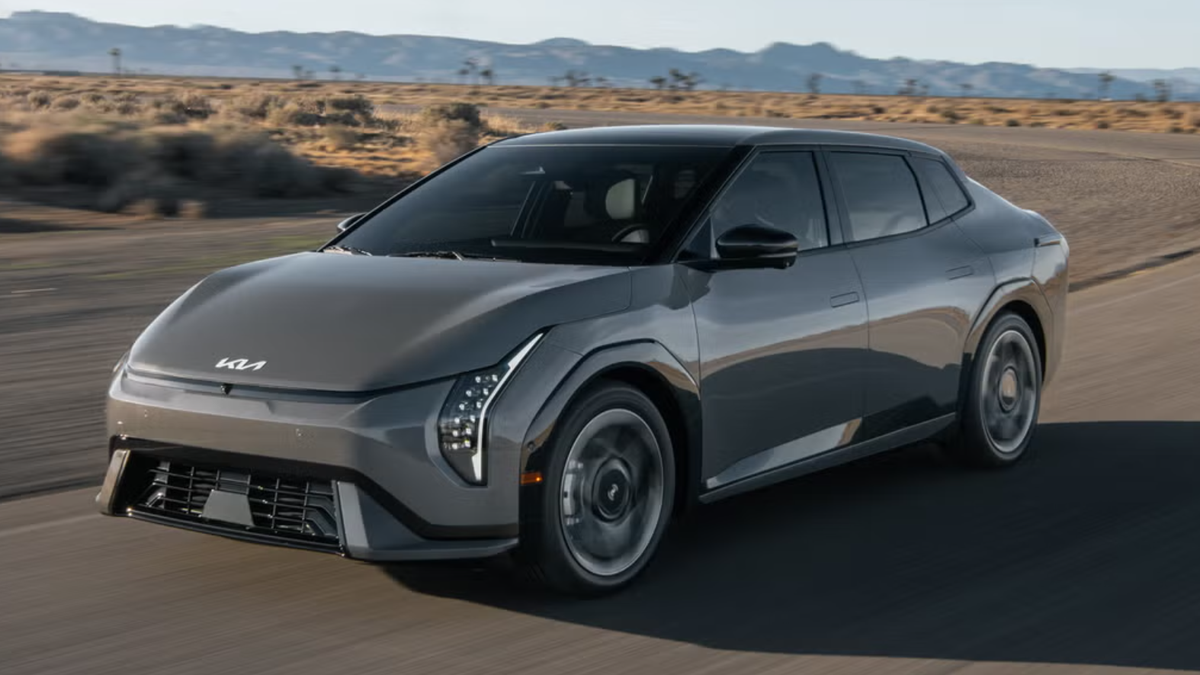 Kia dá “cheiro de gasolina” de brinde a quem comprar carro elétrico EV4