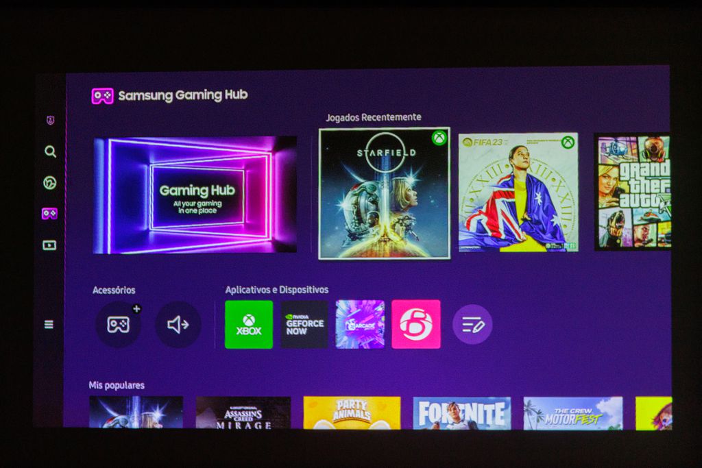 Samsung The Freestyle agora conta com suporte ao Gaming Hub da Samsung (Imagem: Ivo Meneghel Jr/Canaltech)