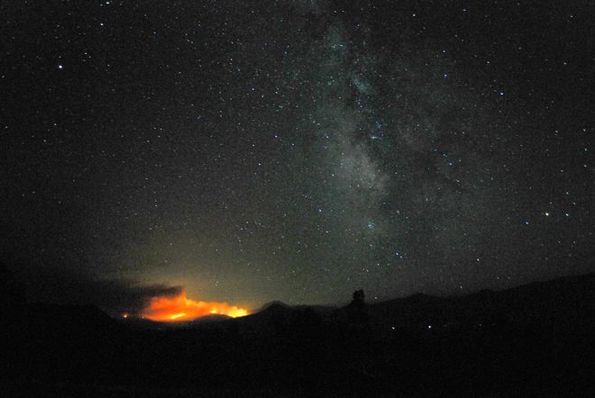 A vista do incêndio a partir do conjunto de antenas (Imagem: Reprodução/Alex Pollak)