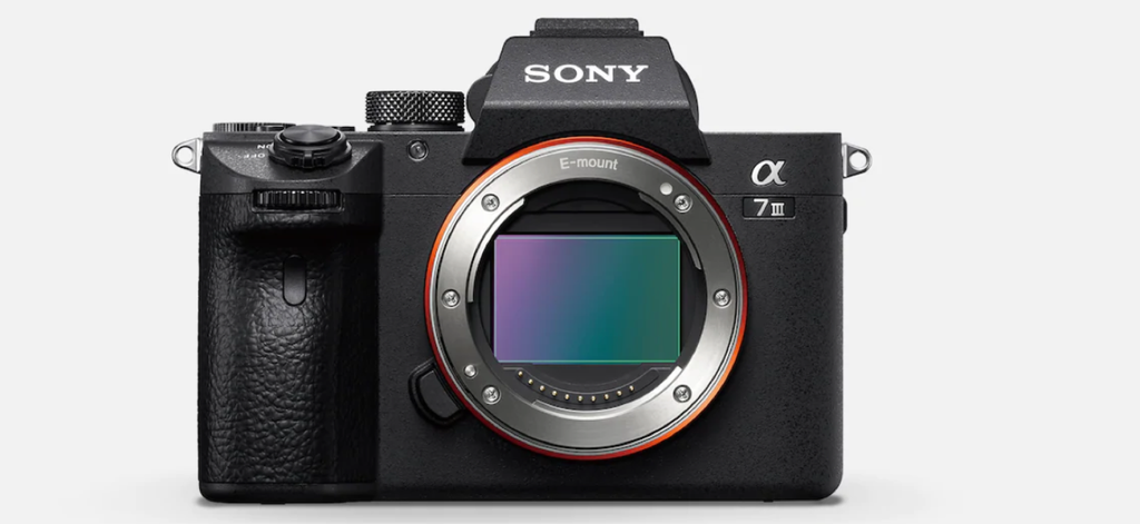 Nova câmera mirrorless da Sony terá recursos de produtos mais premium da marca (Imagem: Divulgação/Sony)