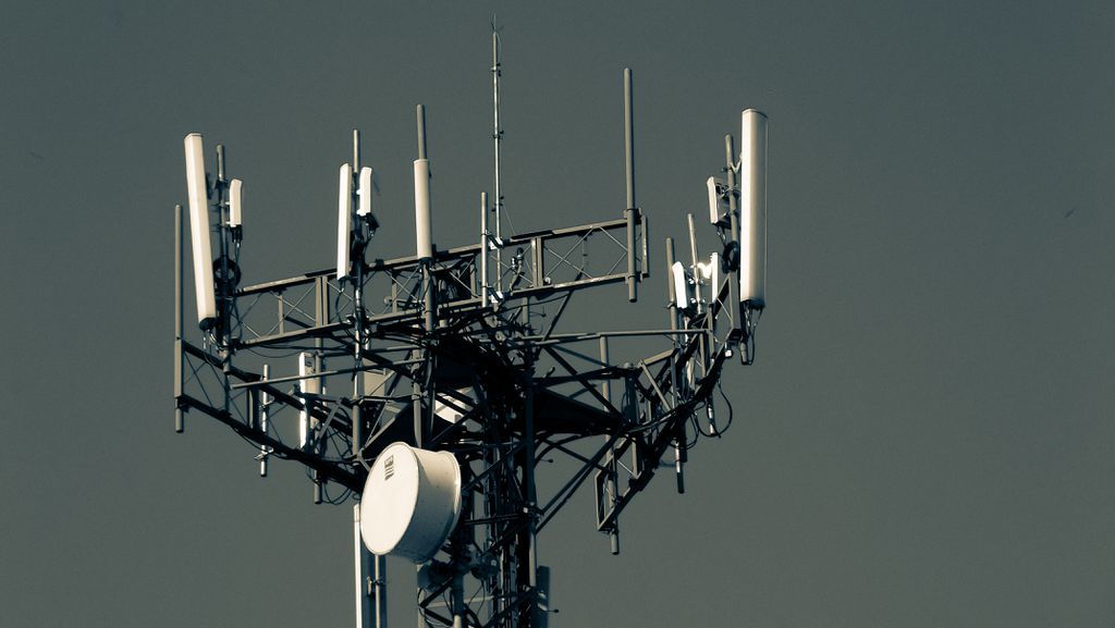 Torre 5G: serviços de telefonia e internet poderiam ficar ainda mais caros caso o Direito de Passagem voltasse a ser pago pelas teles (Reprodução/Igor - Unsplash)