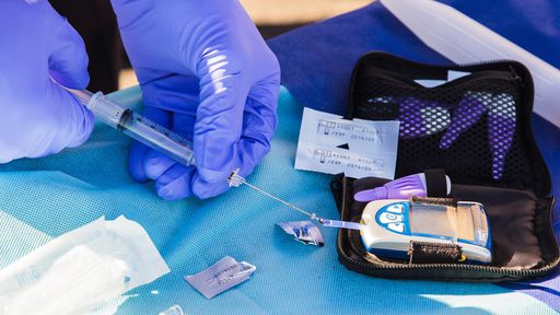 Tech contra diabetes: de furinho no dedo a monitoramento de insulina por chips