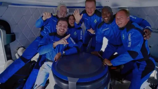 Vídeo mostra reação de brasileiro no espaço durante voo da Blue Origin