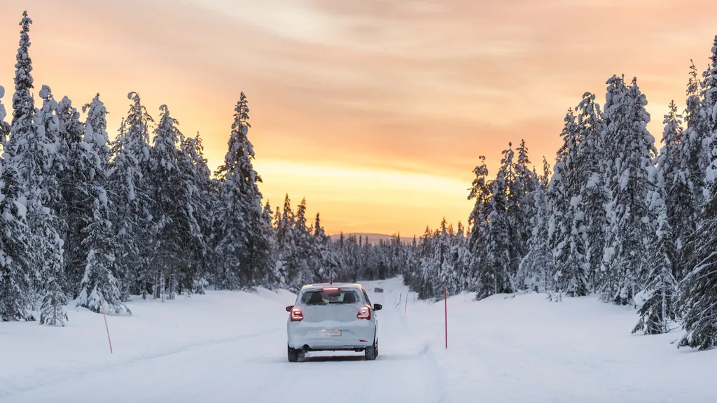 Dirigir pela estrada de gelo na Estônia requer cuidados, como NÃO usar o cinto de segurança (Imagem: Matthew Williams-Ellis/Envato/CC)