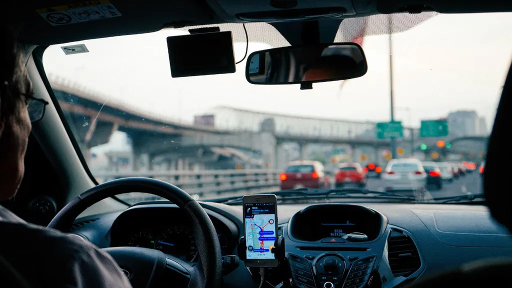 Passageiros do Uber podem ter que assistir propagandas enquanto se deslocam nos carros (Imagem: Unsplash/Dan Gold)