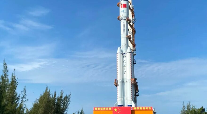 O foguete Long March 7 sendo transferido à plataforma para lançar a Tianzhou-3 (Imagem: Reprodução/CMSA)