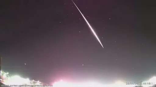 Meteoro a mais de 50 mil km/h corta o céu de Santa Catarina
