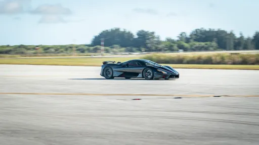 Carro mais rápido do mundo bate novo recorde de velocidade; veja o vídeo