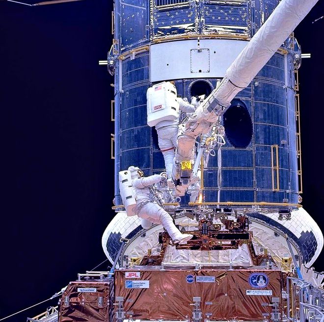 Astronautas em manutenção do Hubble durante a primeira visita (Imagem: Reprodução/NASA)