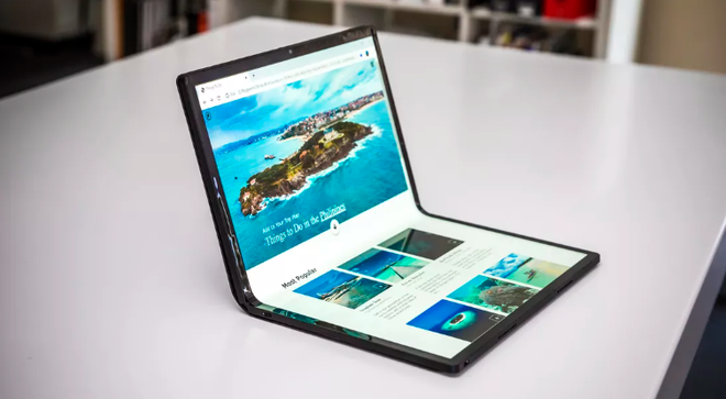 Laptop de display dobrável age de forma similar a smartphones como o Galaxy Fold e Mate X, mas ainda não está pronto para ingressar ao varejo, o que deve acontecer apenas em 2021 (Imagem: James Martin/CNET)