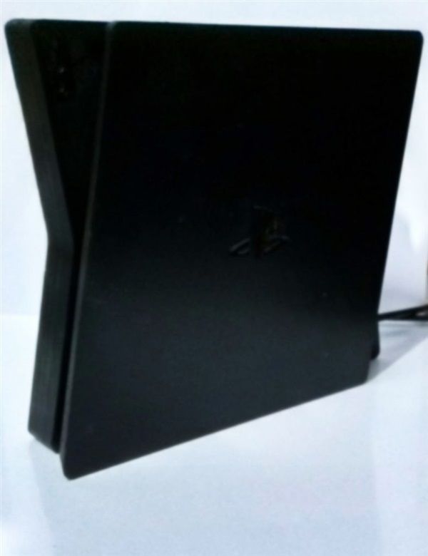 Foto mostra que o novo PS5 deve ser bem parecido com o PS4/ Imagem: 4chan
