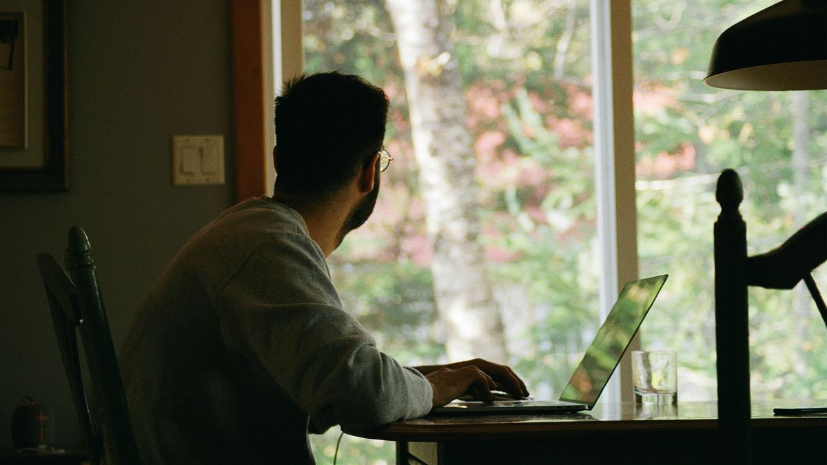 Brasileiros querem mais home office, mesmo que trocando de emprego, diz pesquisa