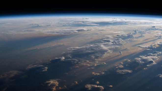 O nascer do Sol visto da Estação Espacial Internacional (Imagem: Reprodução/NASA)