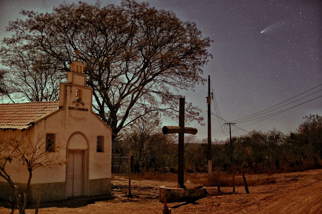 Cometa passando acima da igrejinha de Santa Catarina, zona rural de Juramento, em Minas Gerais (Foto: Reprodução/Harlen Veloso)