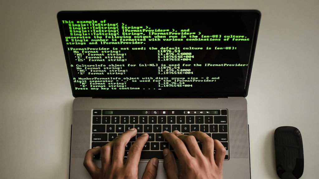 Segundo levantamento da Gambit, o hacker usou comandos do Claude e dicas do ChatGPT para invadir sistemas do governo mexicano (Imagem: Sora Shimazaki/Pexels)