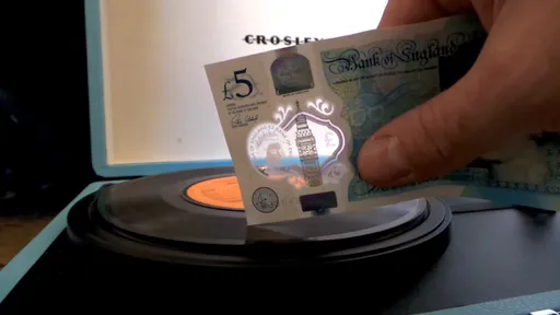 Acredite: Nota de dinheiro toca discos de vinil!