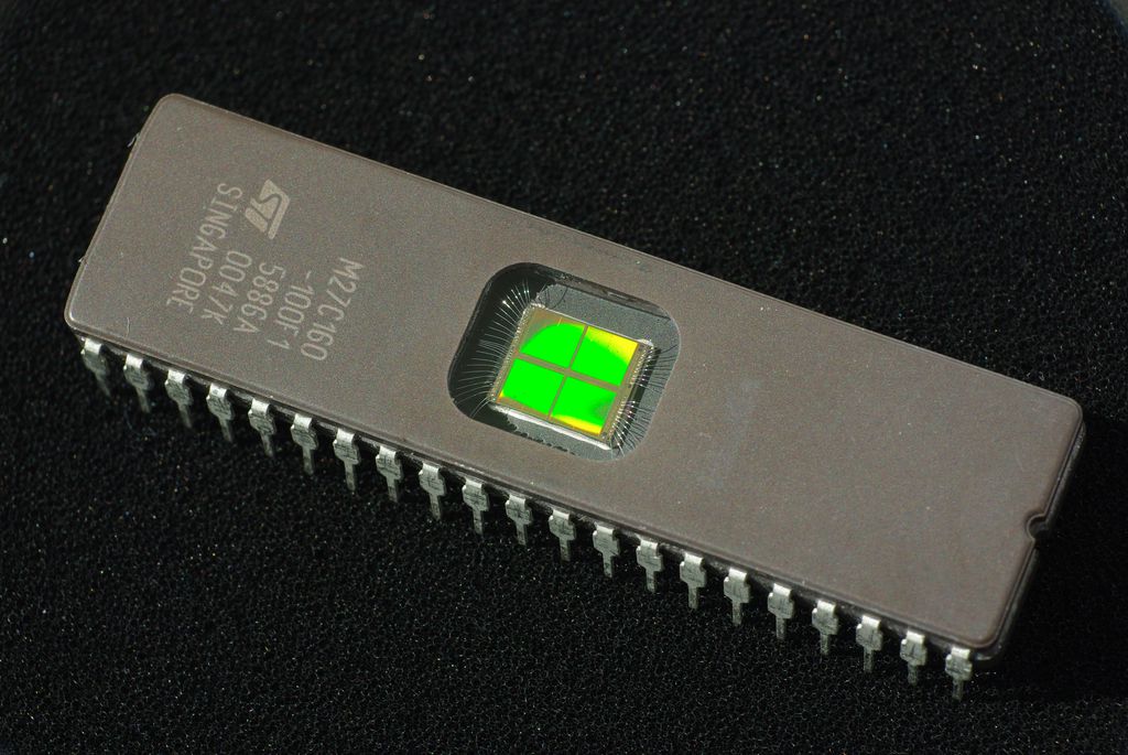 Um EPROM tem esse painel na parte superior para deletar as informações. (Imagem: yellowcloud/Wikimedia Commons)