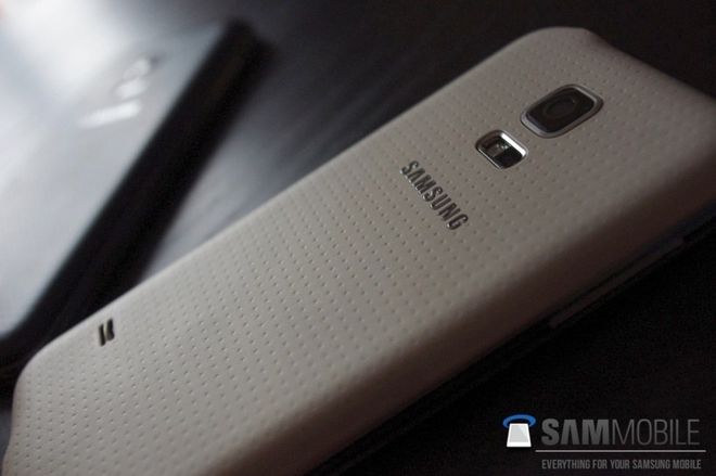A última imagem detalha a parte traseira do smartphone e sugere que um dos recursos mais atraentes do Galaxy S5 original permanecerá nesta versão: o sensor de batimentos cardíacos A última imagem detalha a parte traseira do smartphone e sugere que um dos recursos mais atraentes do Galaxy S5 original permanecerá nesta versão: o sensor de batimentos cardíacos