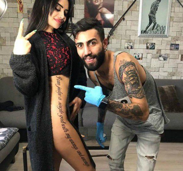 Tatuagem com erro de tradução de Naz Mila, influencer no Instagram (Imagem: Reprodução / Instagram)