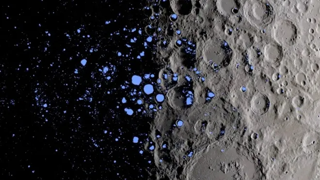 Em azul, indicações de crateras em sombras permanentes, perto do polo sul da Lua (Imagem: Reprodução/NASA Goddard)