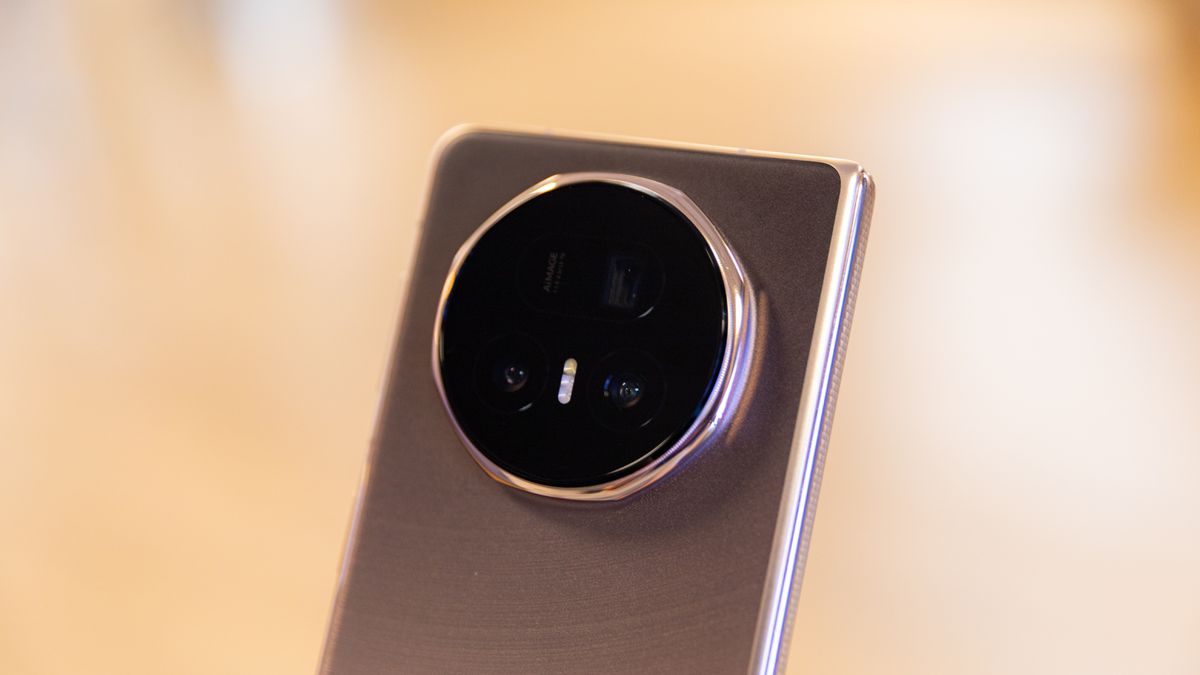 Celular com tela 3x mais brilhosa que do iPhone e mega bateria está chegando