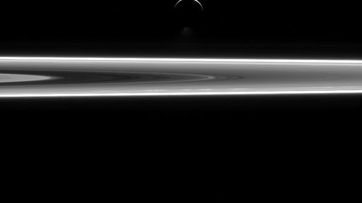 Sonda Cassini mostra “nascer” de Encélado, uma das luas de Saturno