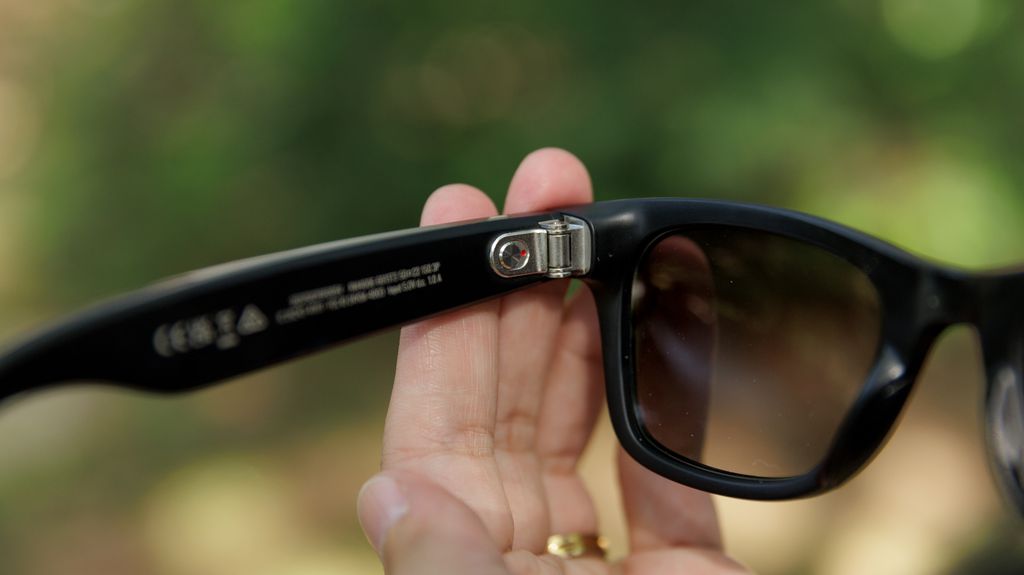 A bateria dos Ray-Ban Meta Smart Glasses é equilibrada para o seu propósito (Imagem: Ivo Meneghel Jr/Canaltech)