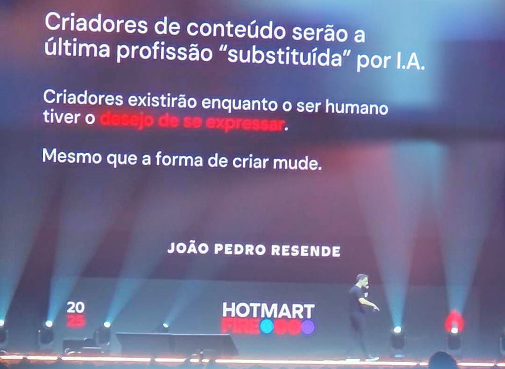 Palco principal do FIRe 2025 com o CEO da Hotmart fazendo discurso de abertura