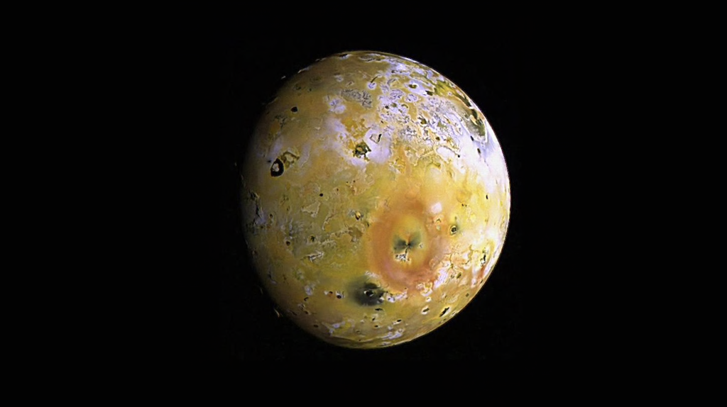 Os vulcões na superfície de Io são tão poderosos que podem até ser observados com telescópios na Terra (Imagem: Reprodução/NASA)