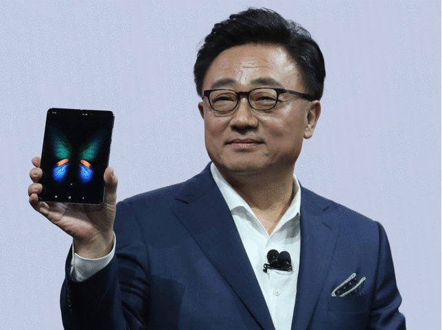 O CEO da Samsung, DJ Koh, exibe um Galaxy Fold ao público: fabricante coreana acredita que a era dos smartphones está em seu fim (Imagem: Reprodução/The Economic Times)