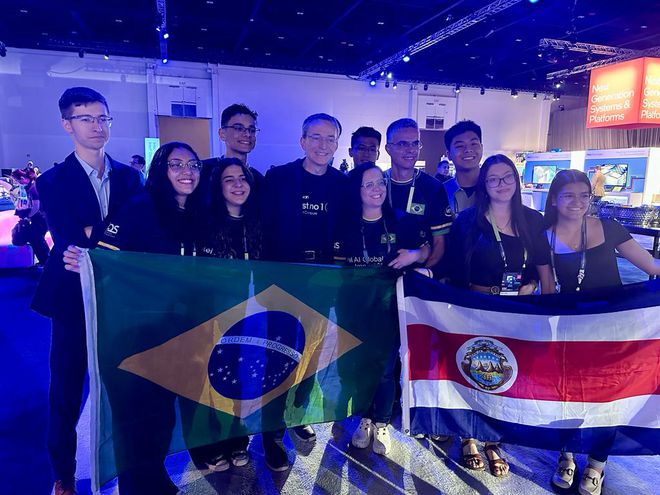 Vencedores de Brasil e Costa Rica com Pat Gelsinger, CEO da Intel (Imagem: Walden Kirsch/Intel)