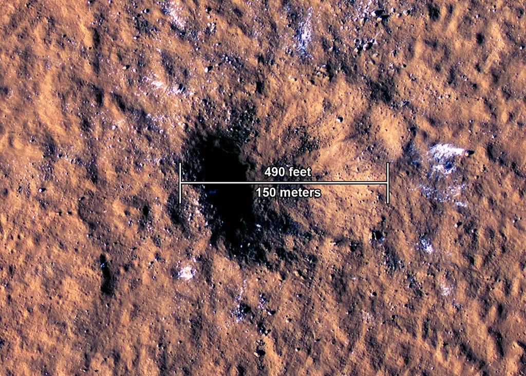 Cratera de impacto formada em 24 de dezembro, observada pela Mars Reconnaissance Orbiter (Imagem: Reprodução/NASA/JPL-Caltech/University of Arizona)
