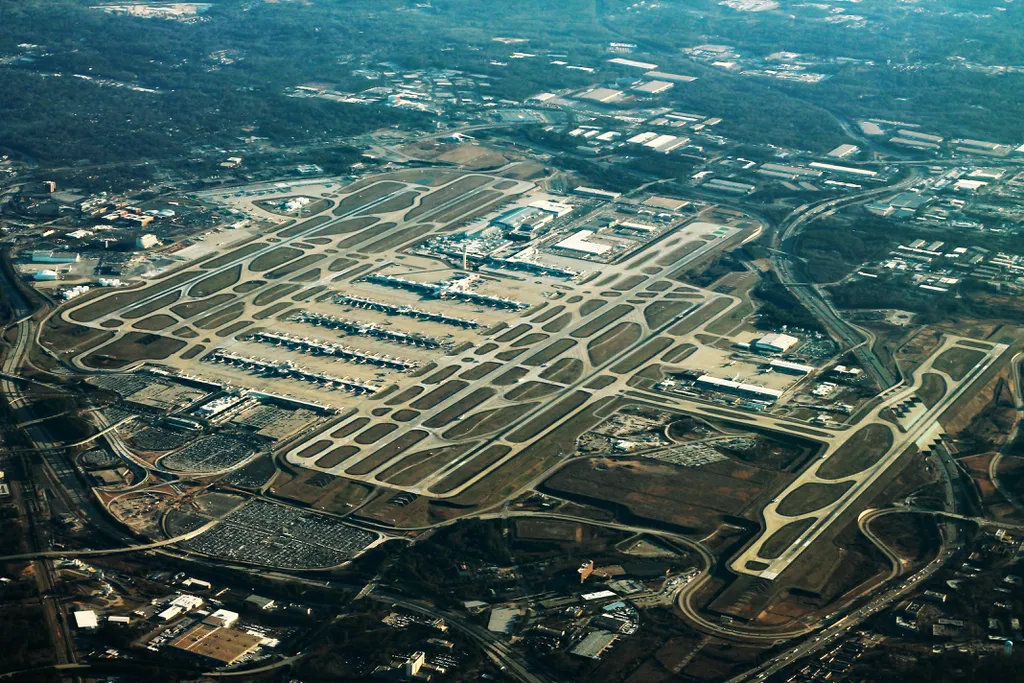 Aeroporto de Atlanta, nos EUA, é o ponto de partida para a décima rota de avião mais longa do mundo, com destino a Joanesburgo, na África do Sul (Imagem: Reprodução/formulanone)