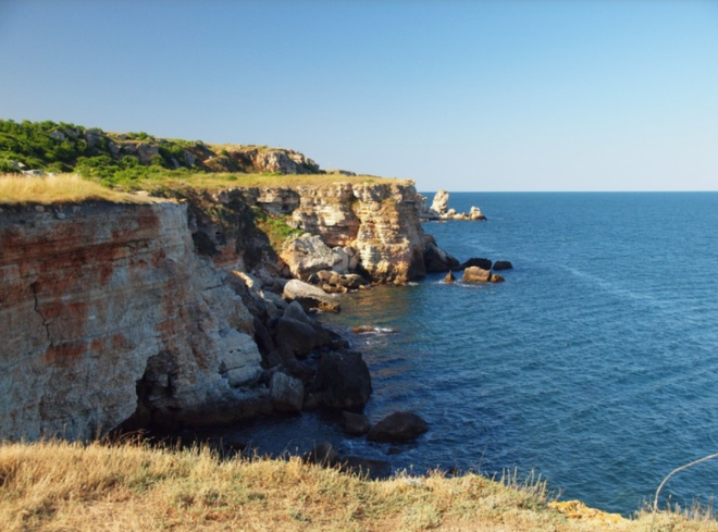 As rochas que se formaram durante os períodos de seca do megalago, hoje são falésias no litoral do Mar Negro (Imagem: Reprodução/D. V. Palcu/USP)