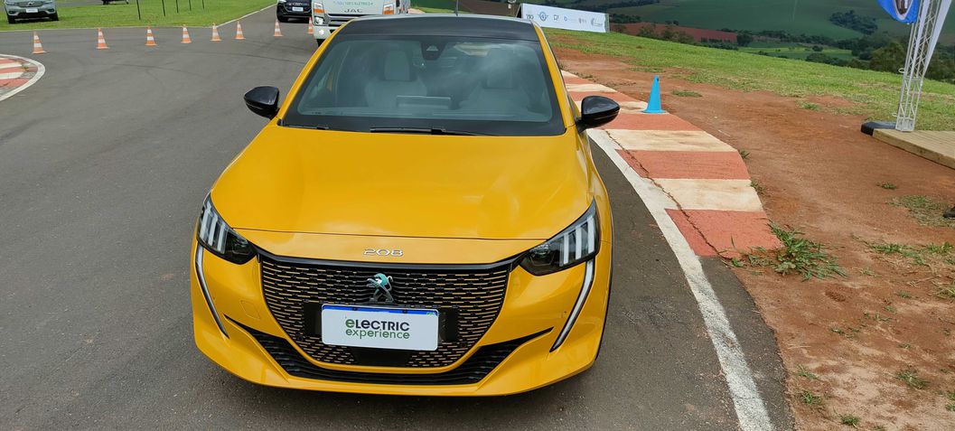 Peugeot e-208 GT
