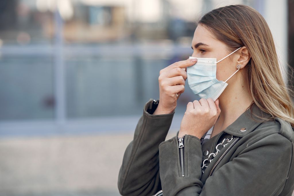 Uso de duas máscaras pode bloquear 92% de partículas no ar, diz pesquisa do CDC