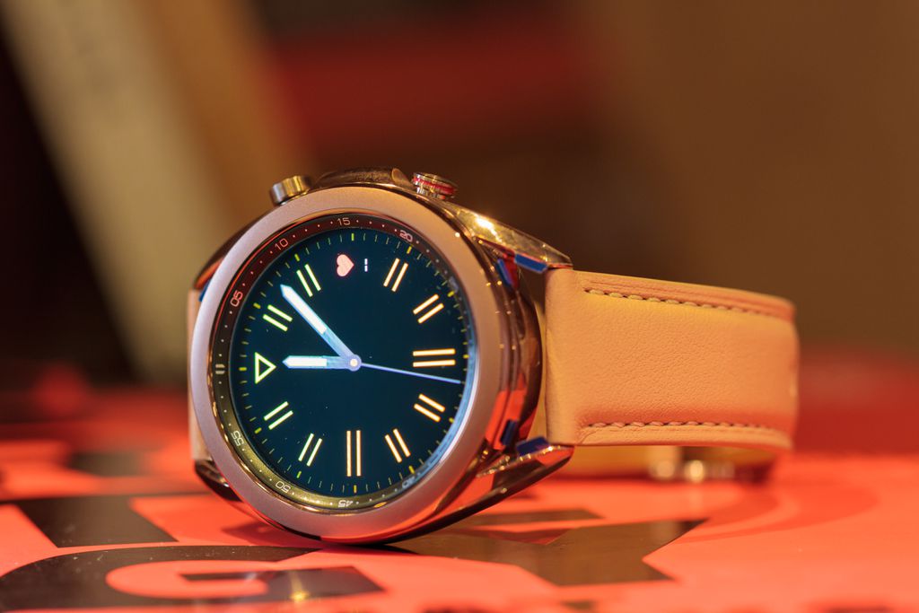Galaxy Watch 3 tem visual de relógio tradicional, incluindo a pulseira de couro envelhecido (Imagem: Ivo Meneghel Jr/ Canaltech)