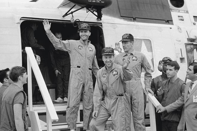 Haise, Lovell e Swigert são resgatados pelo USS Iwo Jima (Foto: NASA)