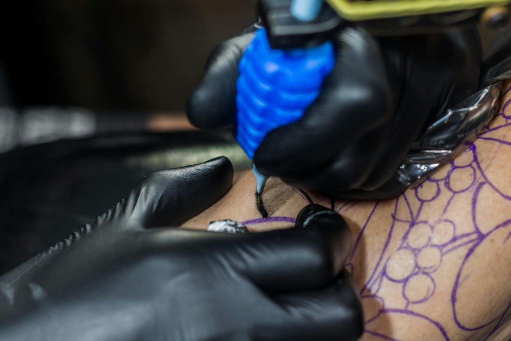 Pesquisadores detectam bactérias em marcas de tinta para tatuagem (Imagem: Gabriel Lara/Pexels)