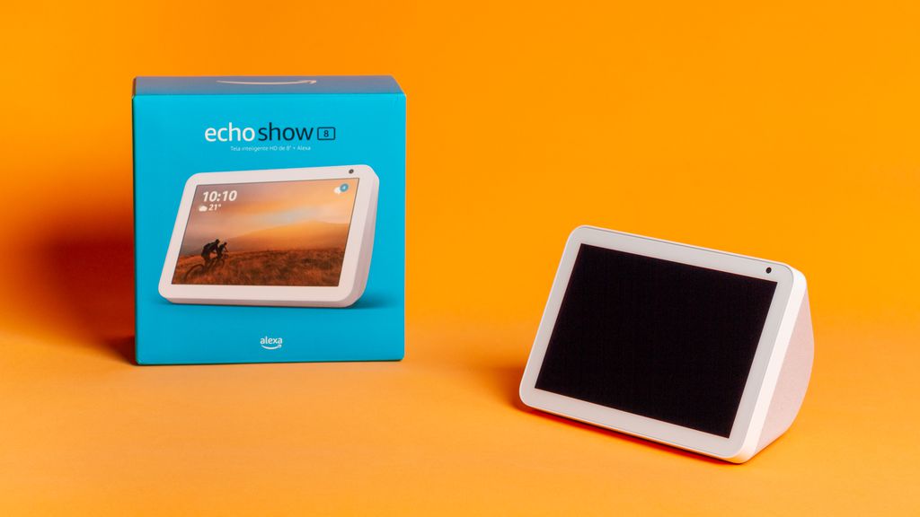 Amazon Echo Show 8 é um display inteligente que possui a assistente virtual Alexa (Foto: Reprodução/Canaltech)