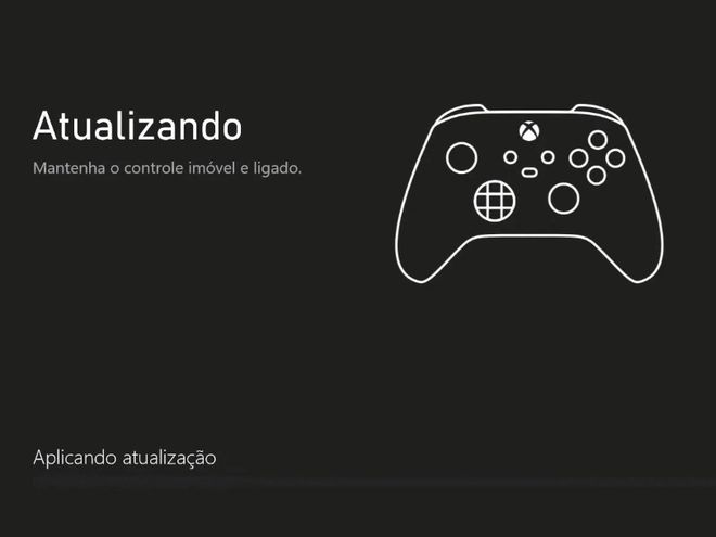 Conecte o controle ao Xbox e espere a atualização ser aplicada (Captura de tela: Matheus Bigogno/Canaltech)