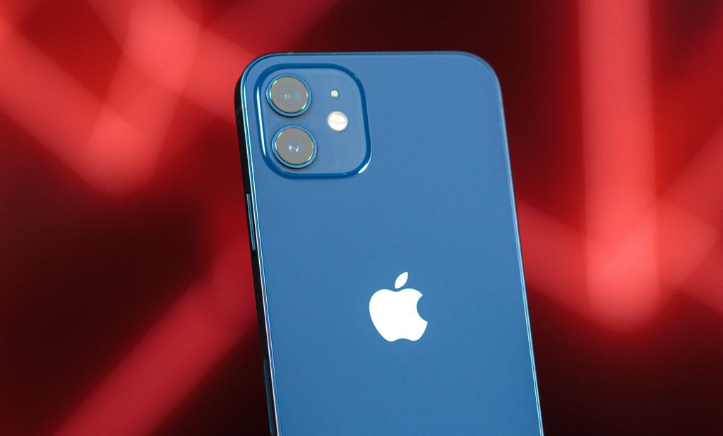 iPhone 12 teve atualização submetida a autoridades da França (Imagem: Ivo Meneghel Jr./Canlatech)