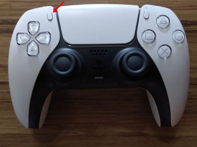 Pressione o botão "Share" do controle do PlayStation 5 (Foto: Matheus Bigogno/Canaltech)